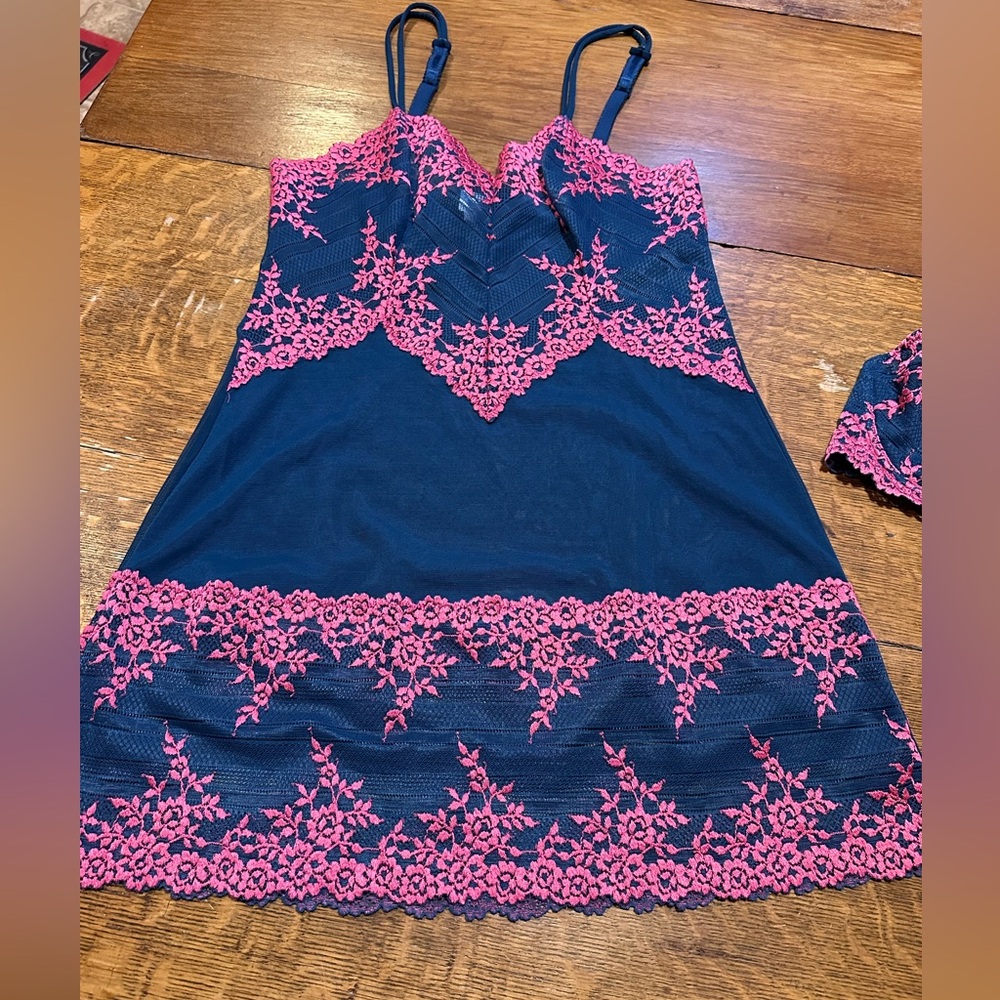 Wacoal Embrace Lace Chemise Sz medium and matching bra‎ sz 34D